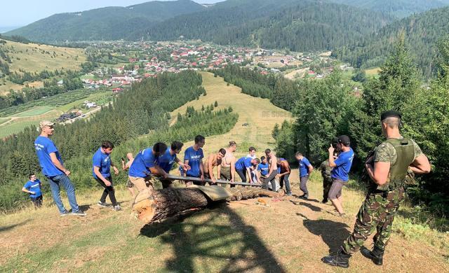 Membri ai asociatiei, în cadrul actiunilor de la Suceava