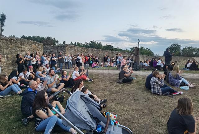 Public numeros, raspandit pe trei paliere, din cetate pina pe esplanada Cetății, la concertele organizate de Muzeul Național al Bucovinei foto Cosmin Romega