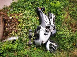 De pe motocicletă la spital, după ce au fost acroșați în timpul depășirii unei coloane