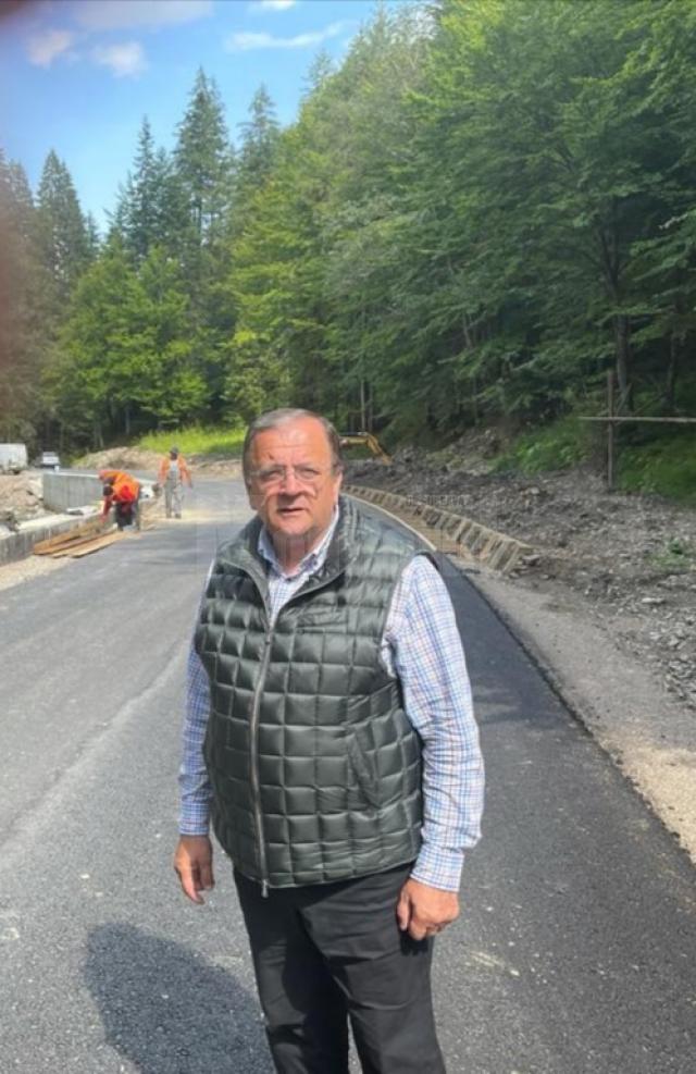 Gheorghe Flutur a verificat lucrarile de asfaltare a drumului din Campulung Moldovenesc spre Rarau