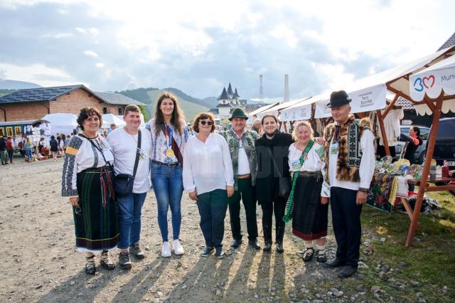 Ancuţa Bodnar a vizitat standurile meșterilor populari prezenți la Hora la Prislop