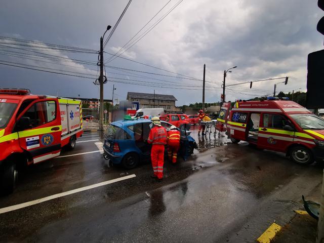 Trafic blocat și un om la spital, după un accident în municipiul Suceava