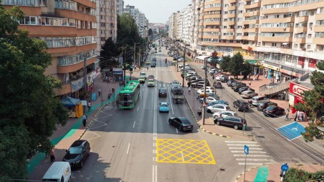 Porțiunile de carosabil hașurate cu galben sunt trasate cu scopul de a evita blocajele în intersecții