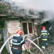 Casă distrusă de un incendiu izbucnit de la jarul căzut din sobă