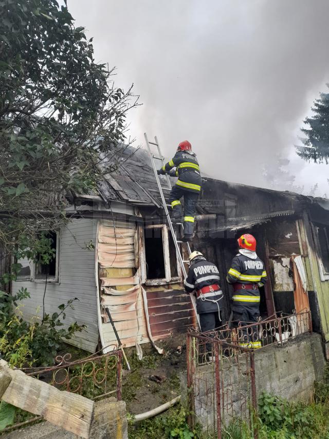 Casă distrusă de un incendiu izbucnit de la jarul căzut din sobă