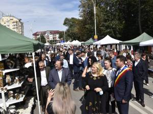 Târgul Olarilor „Ochi de Păun” s-a deschis în centrul municipiului Rădăuți
