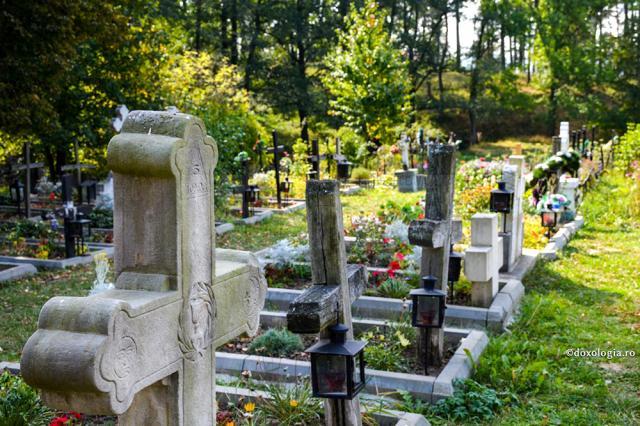 Cimitirul Mănăstirii Dragomirna Foto Bogdan Zamfirescu