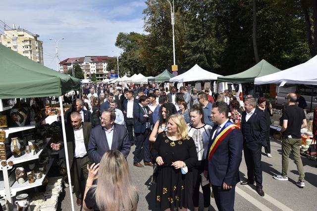 Zeci de meșteri populari au participat la Târgul Ochiul de Păun din municipiul Rădăuți