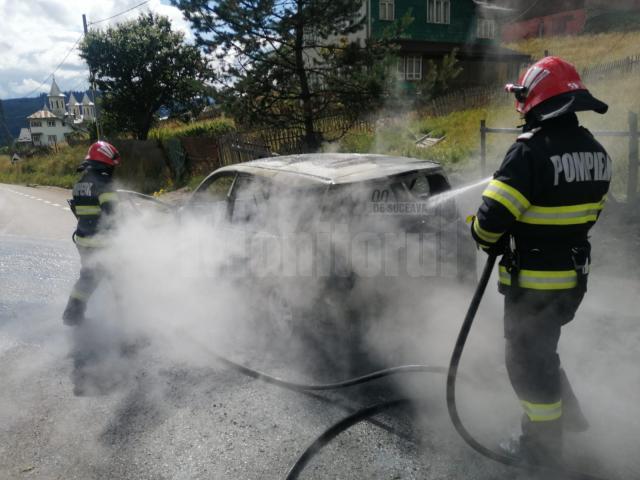 Mașină făcută scrum după ce a luat foc în trafic