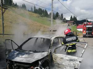 Mașină făcută scrum după ce a luat foc în trafic