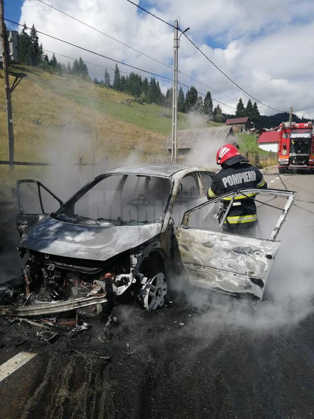 Mașină făcută scrum după ce a luat foc în trafic