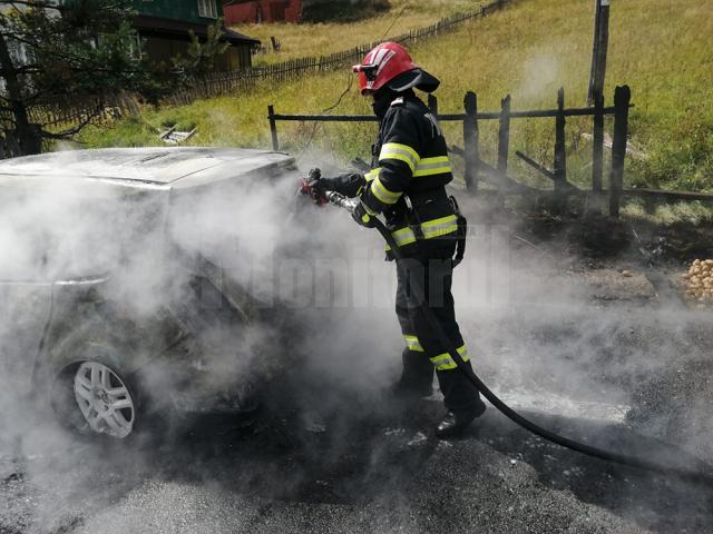 Mașină făcută scrum după ce a luat foc în trafic