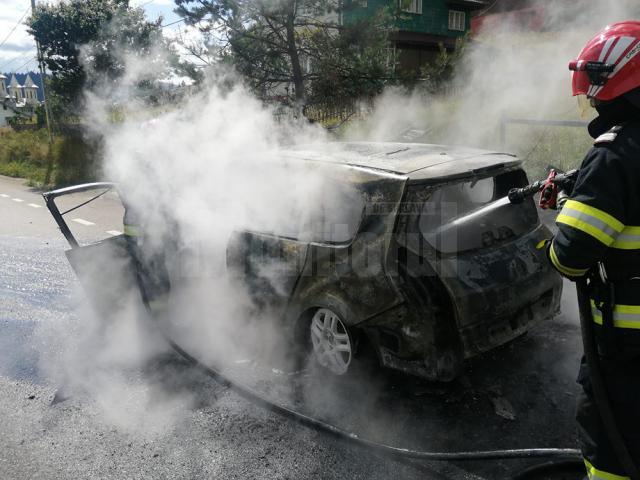 Mașină făcută scrum după ce a luat foc în trafic