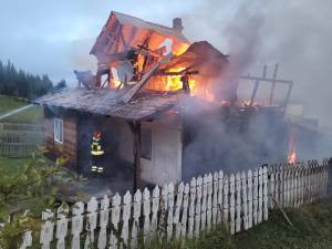 O femeie a murit carbonizată în casa cuprinsă de flăcări