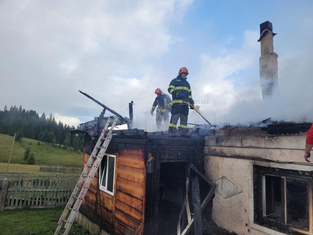 O femeie a murit carbonizată în casa cuprinsă de flăcări