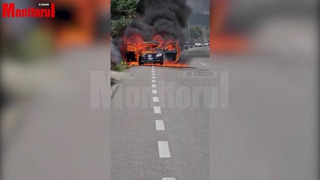 Momentul în care mașina de pe Mestecăniș a ars ca o torță, surprins în imagini