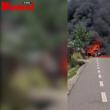 Momentul în care mașina de pe Mestecăniș a ars ca o torță, surprins în imagini