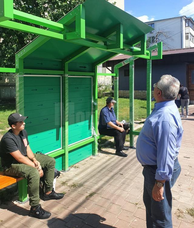 Primarul Ion Lungu in noile statii de autobuz