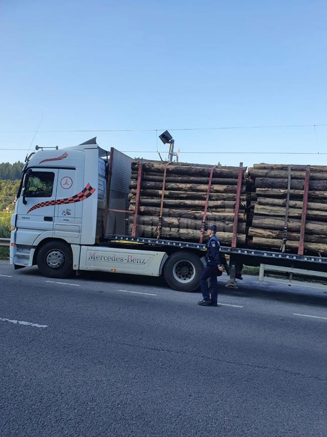 Camion cu lemne confiscat