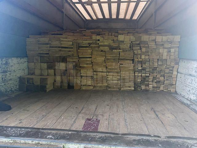 Patru mașini care transportau lemn, evaluate la 100.000 de euro, confiscate de polițiști