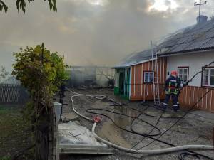 Un incendiu a izbucnit joi după-amiază, într-o gospodărie din comuna Dornești