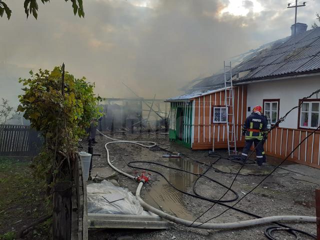 Un incendiu izbucnit joi după-amiază, într-o gospodărie din comuna Dornești