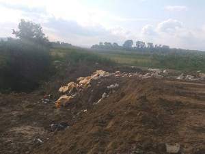 În extravilanul satului Corocăiești, care aparține de comuna Verești, s-au constatat neconformități în ceea ce privește gestionarea deșeurilor