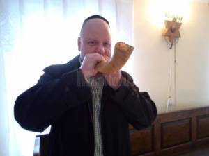 Oficiantul religios al Comunitatii Evreilor din Suceava, Daniel Blumenfeld, suna din sofar