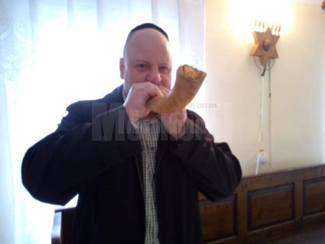 Oficiantul religios al Comunitatii Evreilor din Suceava, Daniel Blumenfeld, suna din sofar