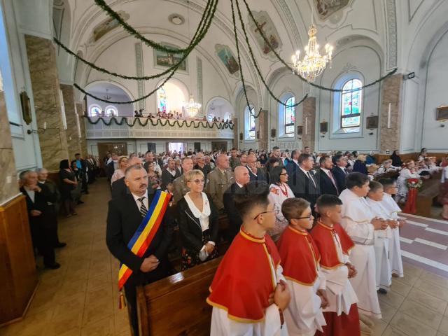 Oameni prezenți la liturghie