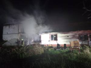 Casa unei familii din Berchișești, cuprinsă de flăcări în plină noapte