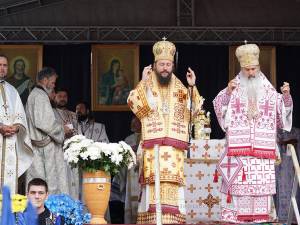ÎPS Teodosie și PF Damaschin Dorneanul au oficiat slujba de sfințire a Bisericii „Sf. Nicolae” din Berchișești, alături de un sobor de preoți