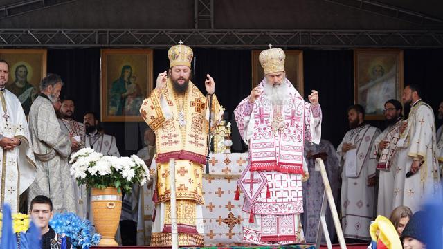 ÎPS Teodosie și PF Damaschin Dorneanul au oficiat slujba de sfințire a Bisericii „Sf. Nicolae” din Berchișești, alături de un sobor de preoți