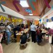 Copiii bolnavi de la Centrul de Recuperare „Emanuel” au pictat, au cântat și au realizat colaje împreună cu voluntarii ATOS