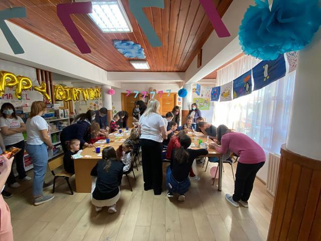Copiii bolnavi de la Centrul de Recuperare „Emanuel” au pictat, au cântat și au realizat colaje împreună cu voluntarii ATOS