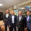 Primarul Sucevei, Ion Lungu și noul primar al Municipiului Cernăuți, Roman Kliciuk (centru), alături de membrii delegației oficiale venite din Ucraina