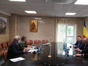 Primarul Sucevei, Ion Lungu și noul primar al Municipiului Cernăuți, Roman Kliciuk, alături de membrii delegației oficiale venite din Ucraina
