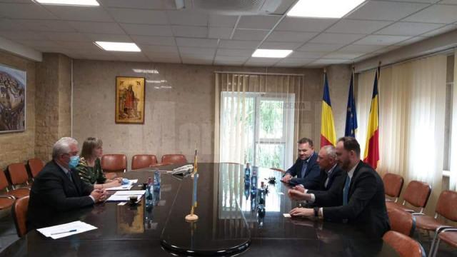 Primarul Sucevei, Ion Lungu și noul primar al Municipiului Cernăuți, Roman Kliciuk, alături de membrii delegației oficiale venite din Ucraina