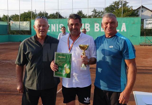 Stelică Airinei, încadrat de tenismanii seniori suceveni Constantin Chetraru şi Viorel Negru