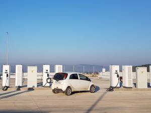 Șapte noi stații de încărcare rapidă a mașinilor electrice vor fi montate în Suceava