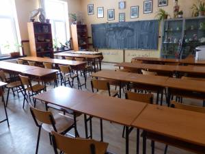 Prezența fizică la ore, suspendată pentru aproape 400 de elevi din Suceava, din cauza COVID-19