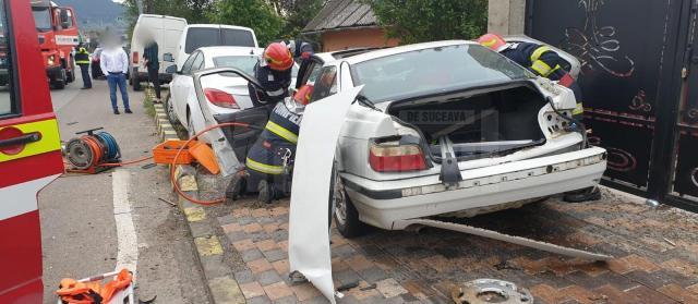 Tânărul a fost găsit încarcerat în mașină