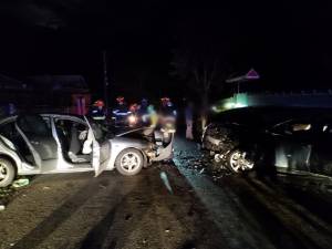 Impact violent - cinci tineri răniți, din două mașini