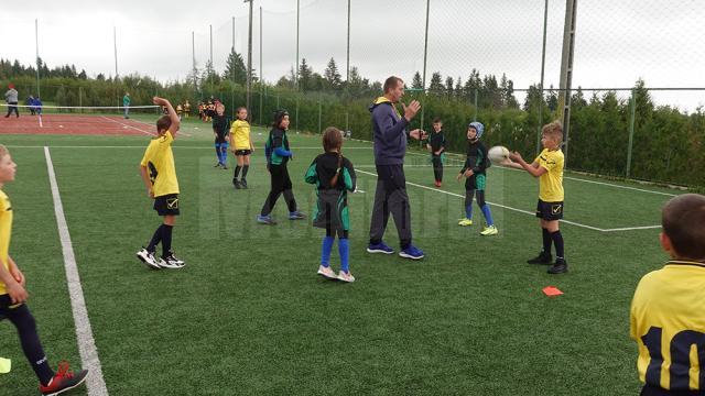 Aproximativ 150 de copii au jucat rugby-touch, la Berchișești