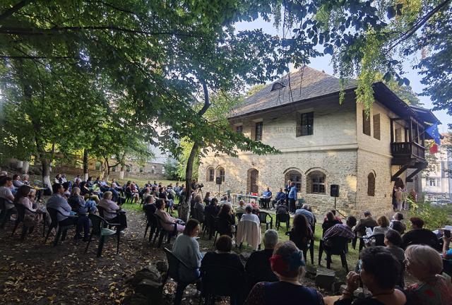 “O lume minunată”, lansată de Neculai Roșca, la Hanul Domnesc