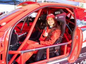 Conduce de la 9 ani, e campioană la drift și are emoții pentru examenul de permis