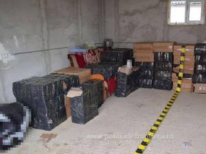 Țigări de contrabandă de aproape 100.000 de euro, ridicate din două gospodării din Vicovu de Sus