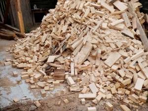 Firmă amendată pentru proasta gestionare a deșeurilor din lemn