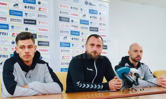 Antrenorul Adrian Chirut, încadrat de jucătorii Cosmin Lupu și Alex Juverdianu