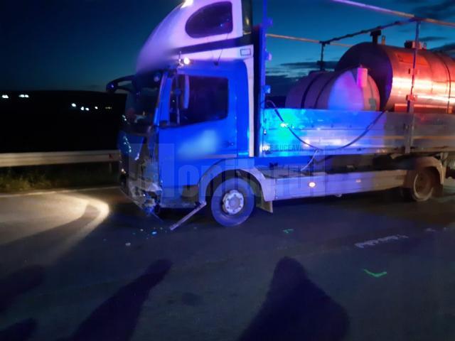 Accident rutier între un autoturism și o autocisternă încărcată cu apă.